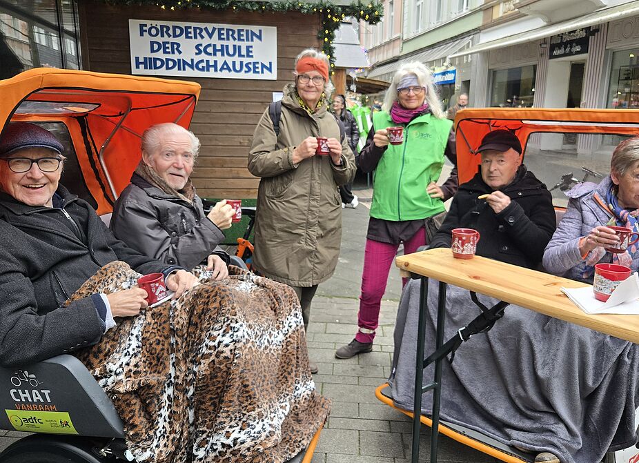 Monika Pahl, Kristina Borgmeier und die Rikscha-Passagiere Monika Pahl, Kristina Borgmeier und die Rikscha-Passagiere