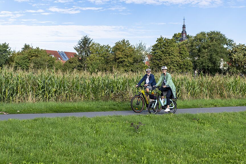 Stadtradeln 2026 Radfahrer vor Maisfeld
