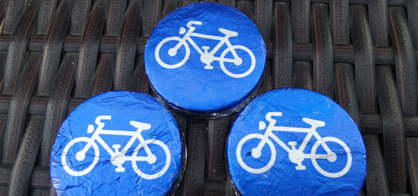 Drei mal ein blauer Rad-Button = drei blaue Rad-Buttons! Ist DAS eigentlich schon Mathe - oder ist das noch Rechnen? Egal: Der ＡＤＦＣ Langenhagen hilft