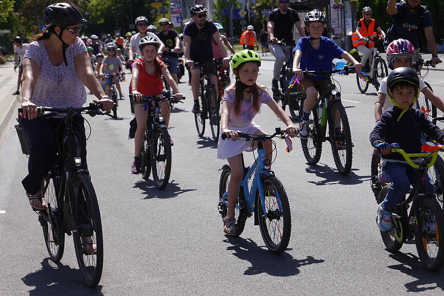 Familien-Fahrraddemo 2025 in Oberursel Kinder und Erwachsene fahren auf Rädern